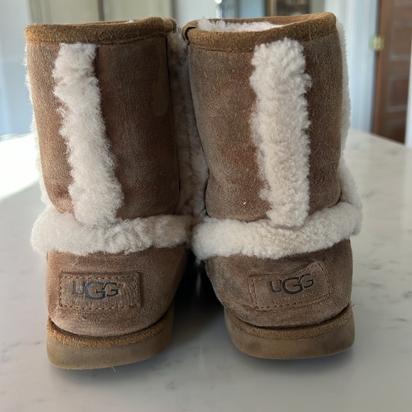 Kids UGG’s SZ 2 - Picture 2 of 9
